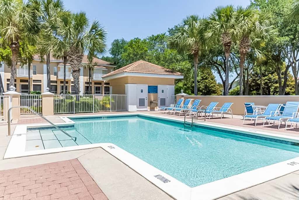 Exclusive 3BR retreat: Hot tub & beach access