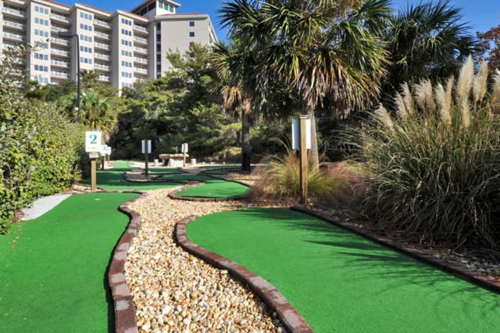 Exclusive 3BR retreat: Hot tub & beach access