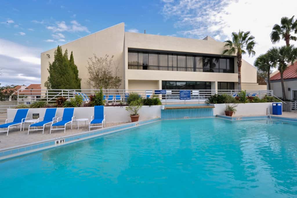 Exclusive 3BR retreat: Hot tub & beach access