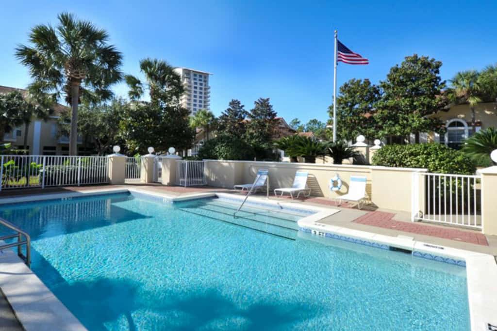 Exclusive 3BR retreat: Hot tub & beach access