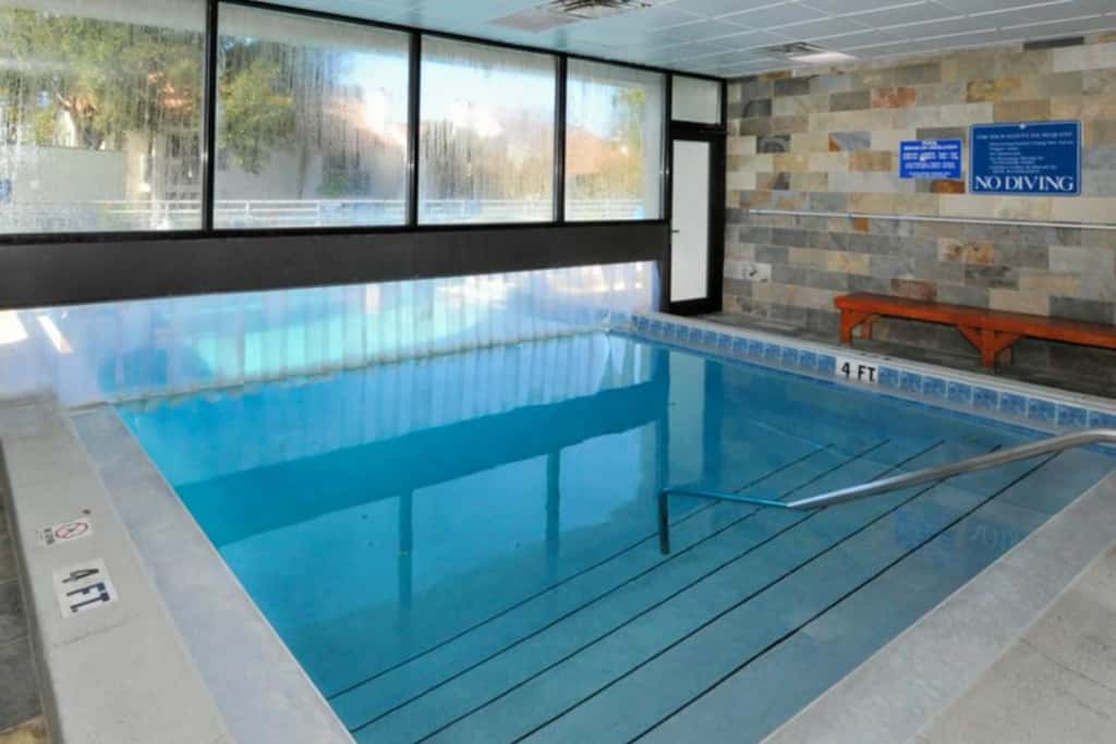 Exclusive 3BR retreat: Hot tub & beach access