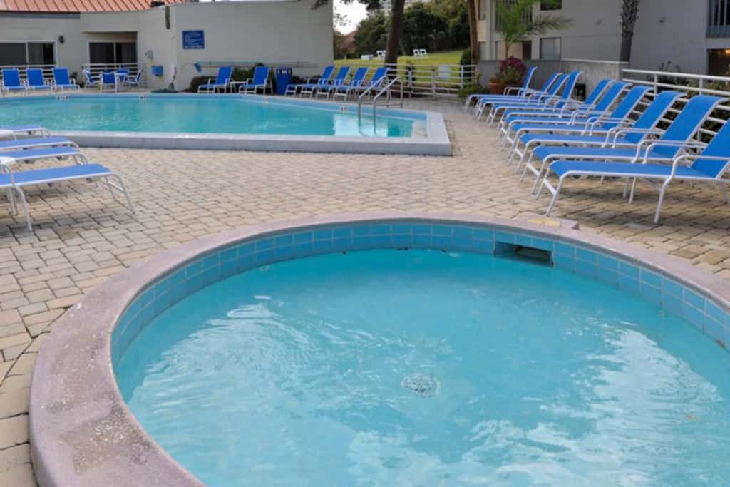 Exclusive 3BR retreat: Hot tub & beach access