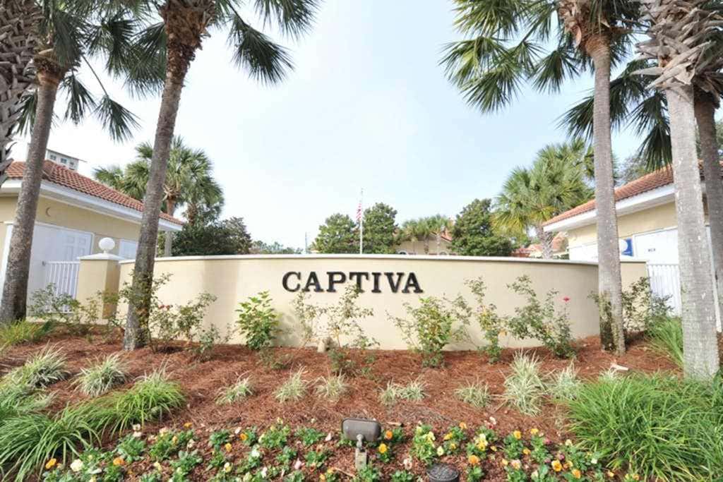 Exclusive 3BR retreat: Hot tub & beach access