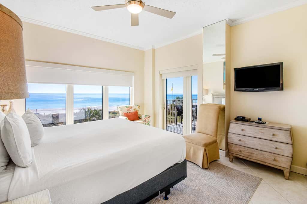 2BR Gulf-front condo w/ private balconies