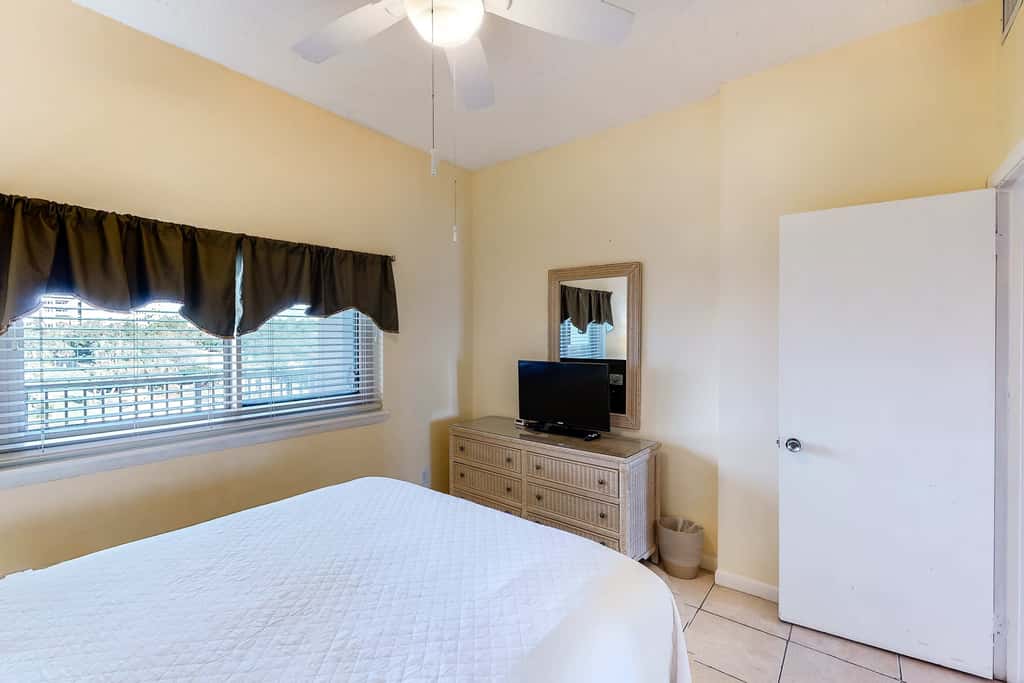 Beachfront condo with Gulf views & private balcony