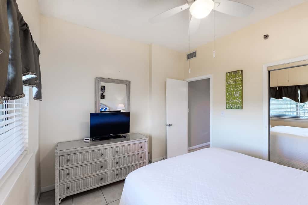 Beachfront condo with Gulf views & private balcony