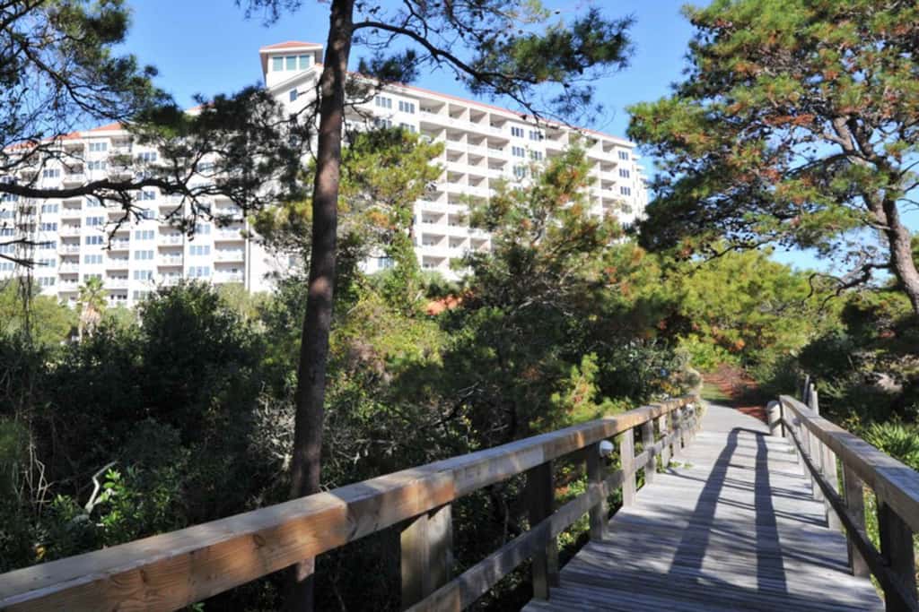 Beachfront condo with Gulf views & private balcony