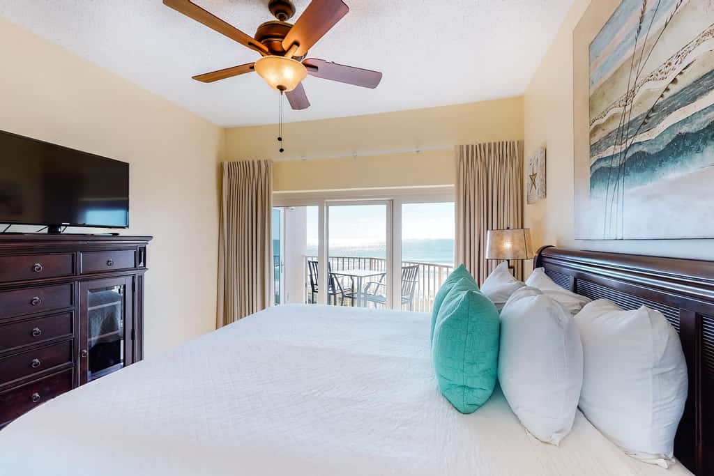 Beachfront condo with Gulf views & private balcony