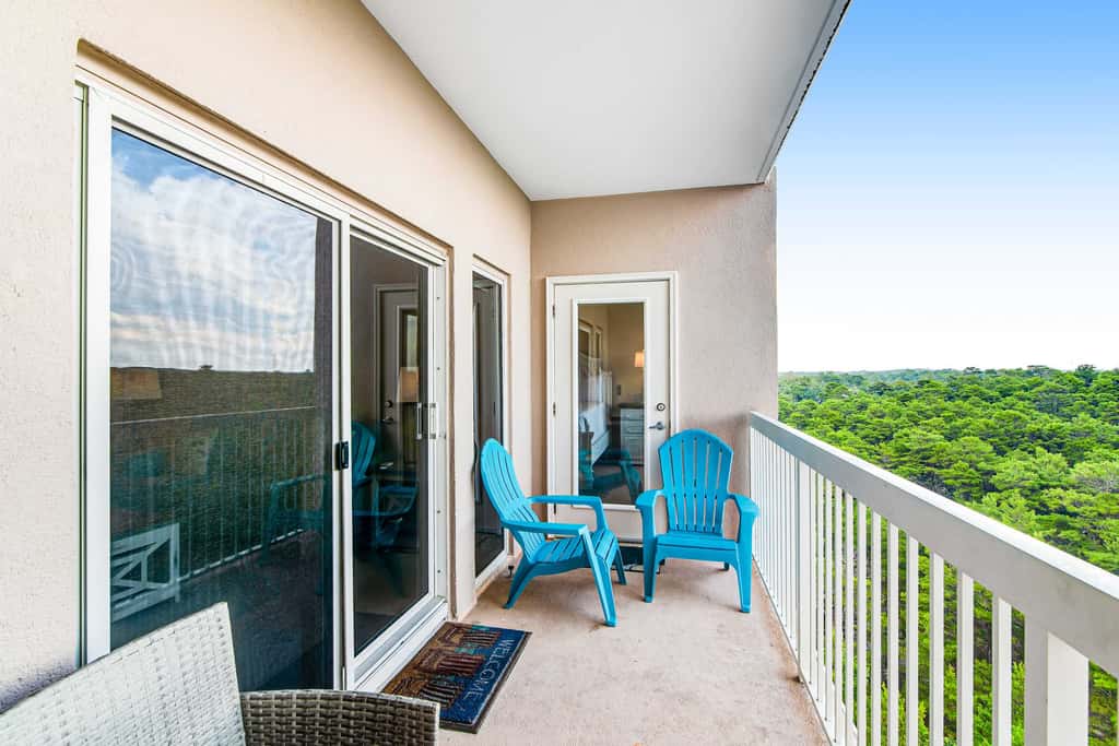 Exclusive Gulf-view condo with balcony