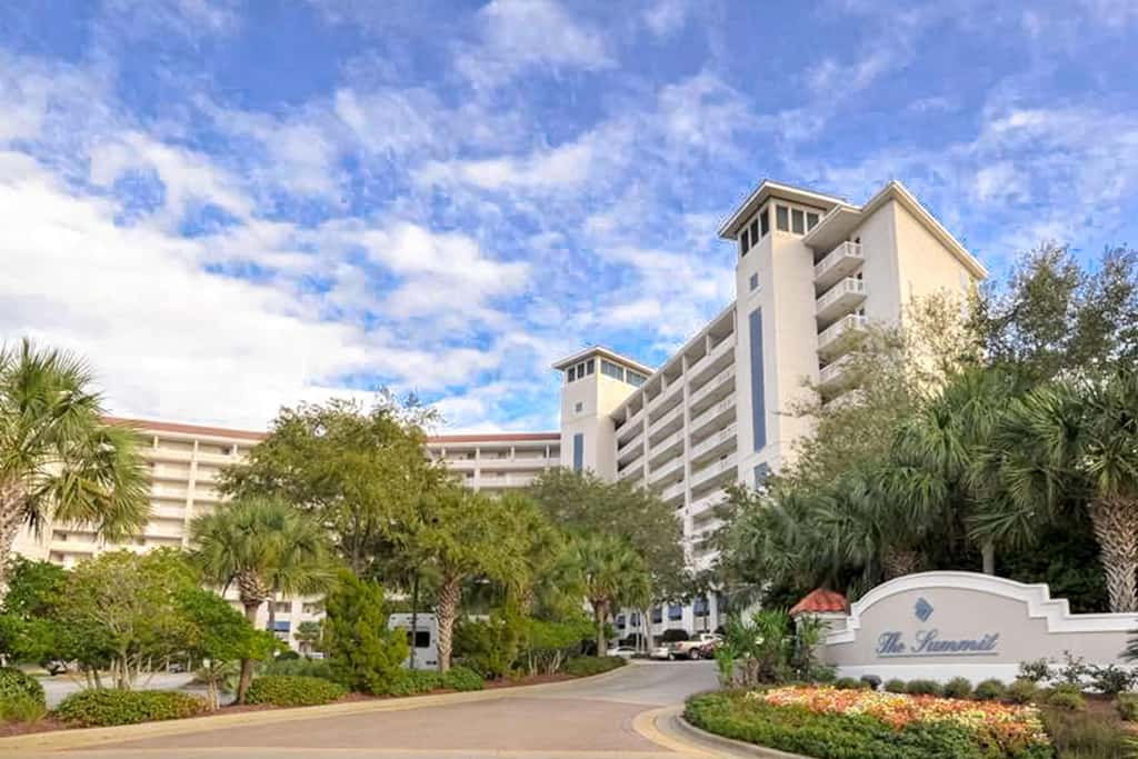 Exclusive Gulf-view condo with balcony