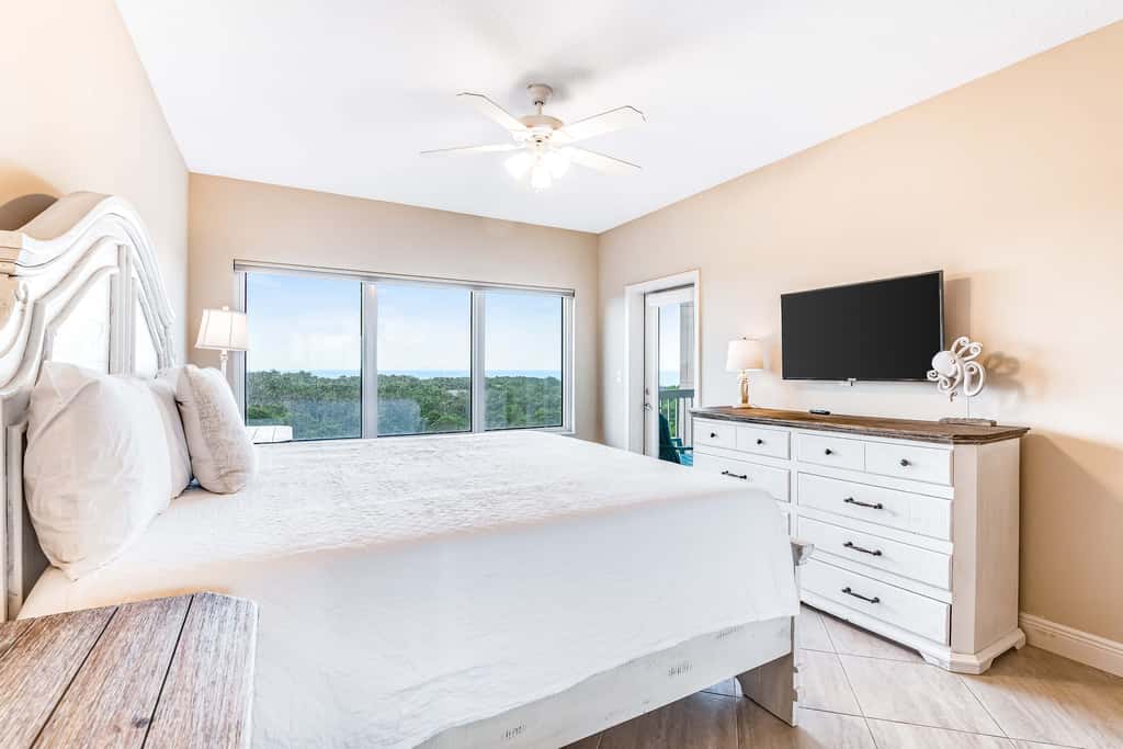 Exclusive Gulf-view condo with balcony