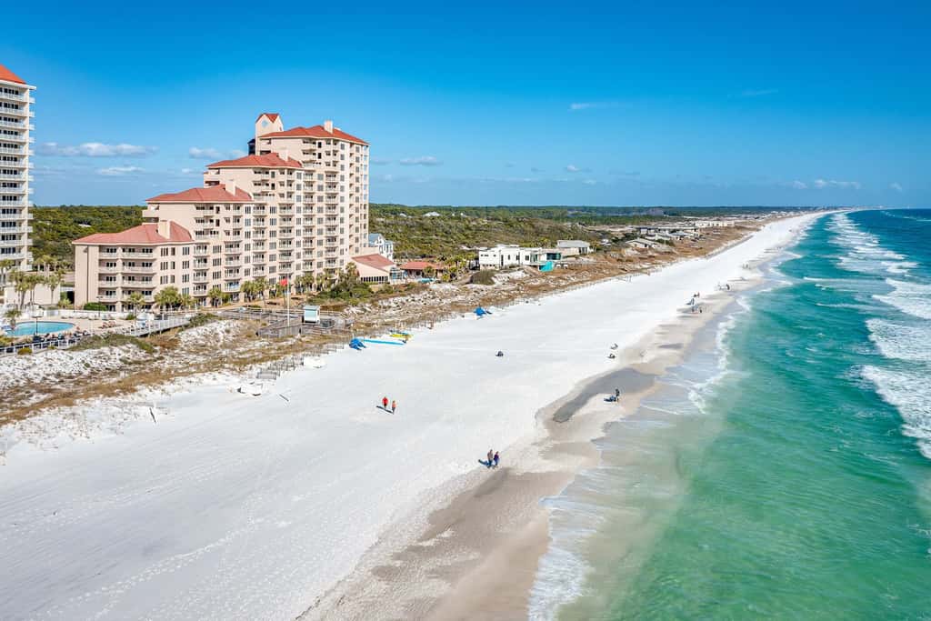 3BR villa w/ private pool & beach access