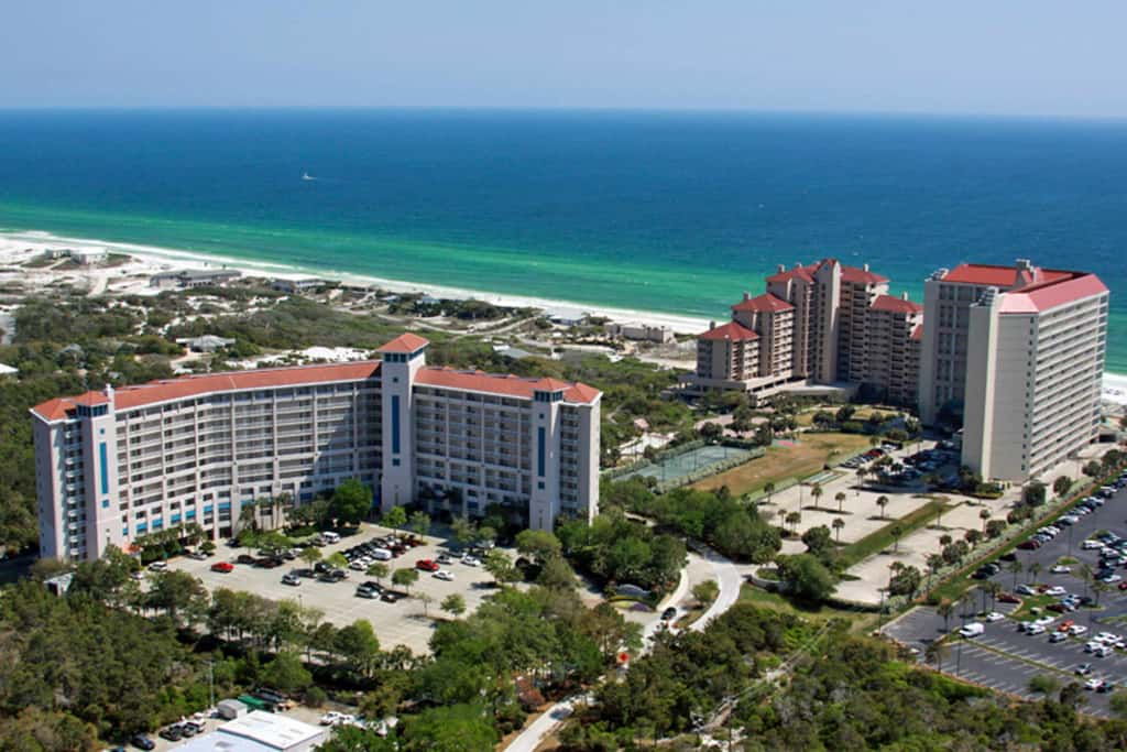 3BR villa w/ private pool & beach access
