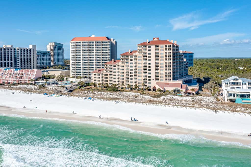 3BR villa w/ private pool & beach access