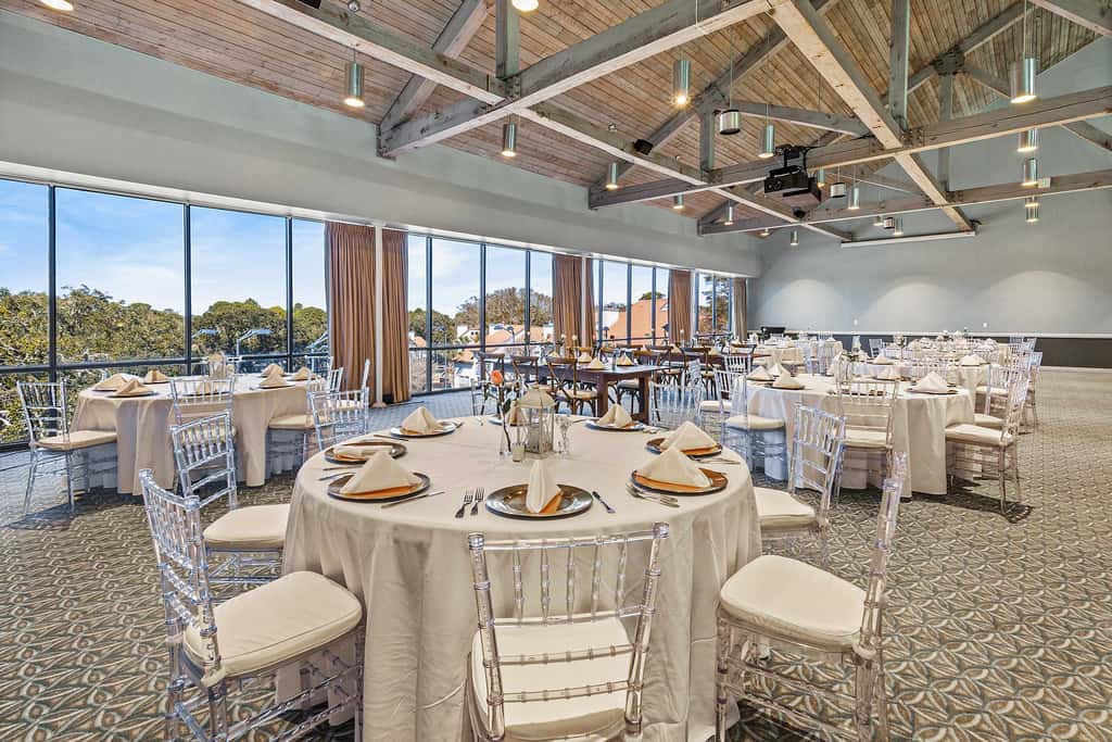 3BR villa w/ private pool & beach access