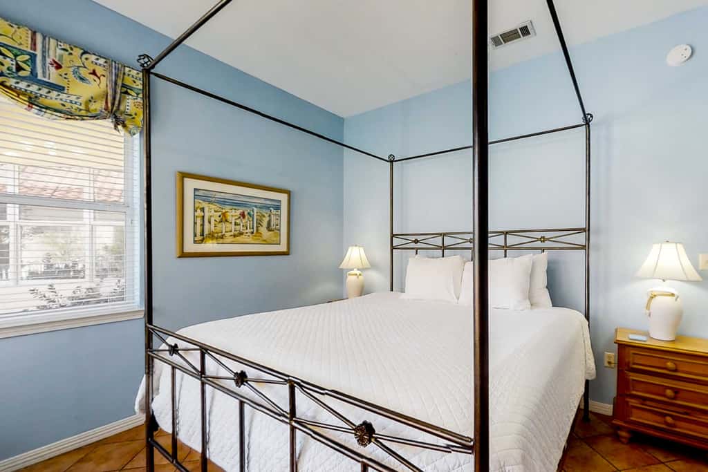 3BR villa w/ private pool & beach access