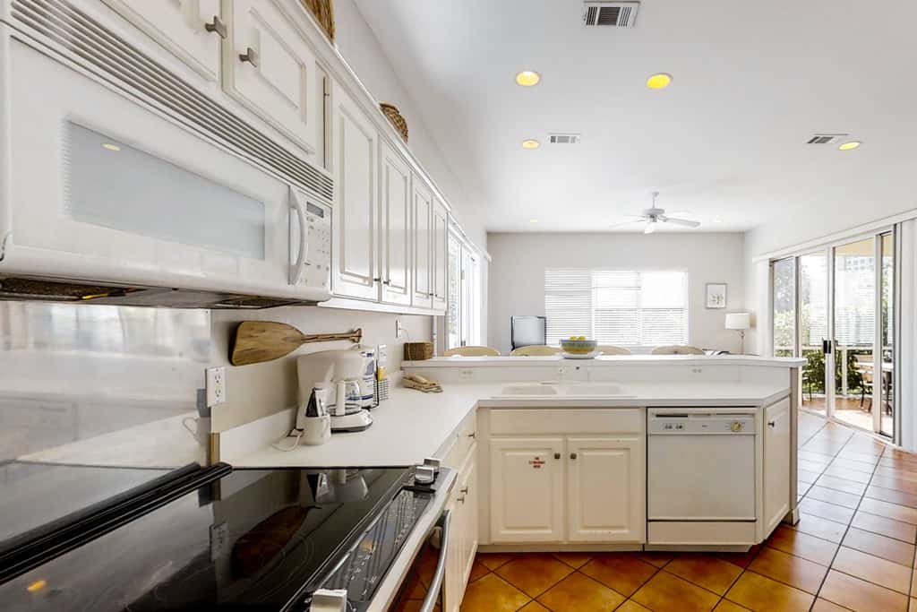 3BR villa w/ private pool & beach access