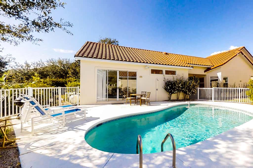 3BR villa w/ private pool & beach access