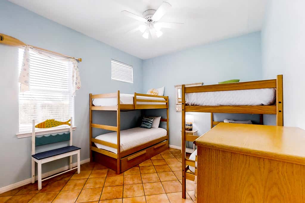 3BR villa w/ private pool & beach access