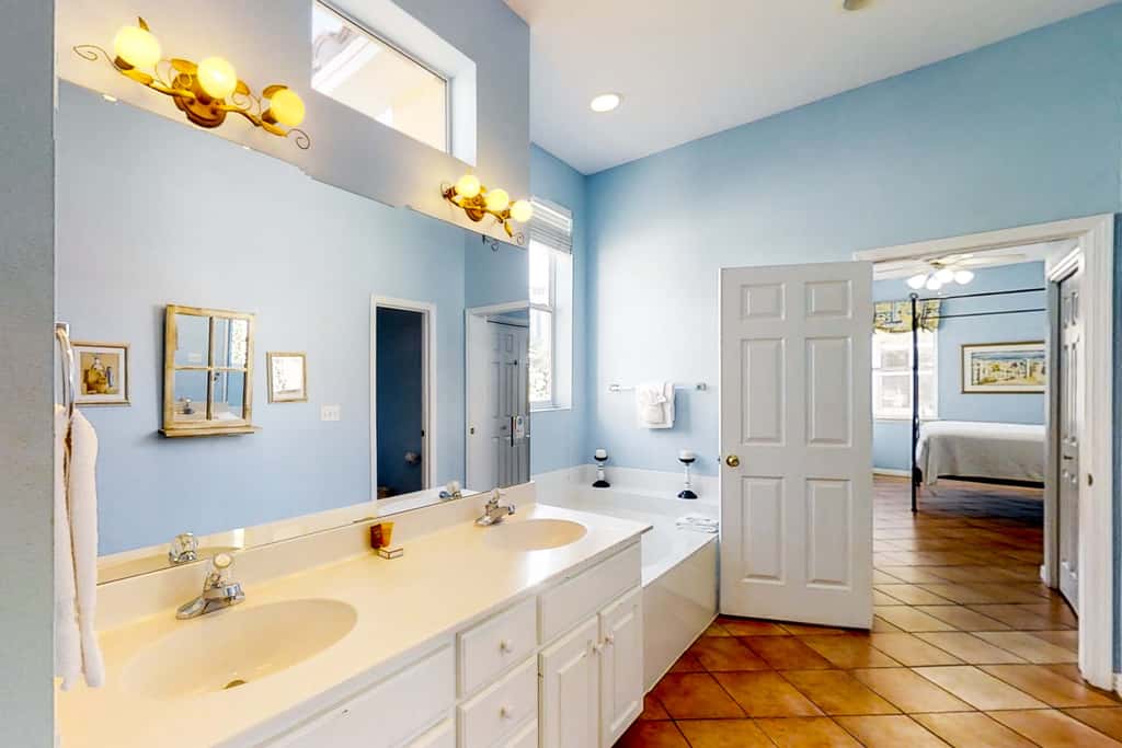 3BR villa w/ private pool & beach access