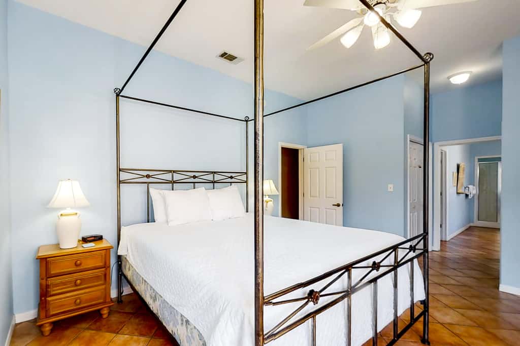 3BR villa w/ private pool & beach access