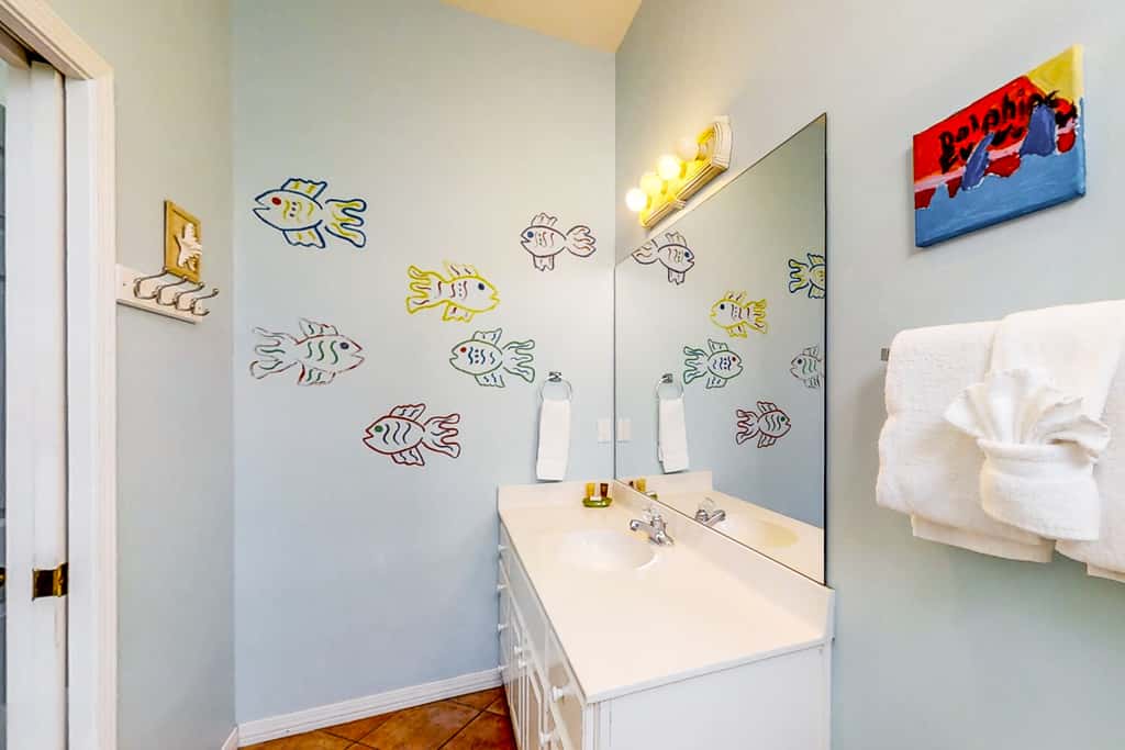 3BR villa w/ private pool & beach access