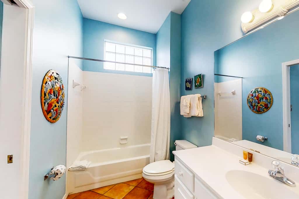 3BR villa w/ private pool & beach access