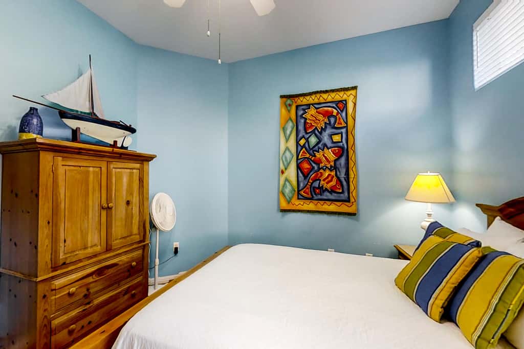 3BR villa w/ private pool & beach access