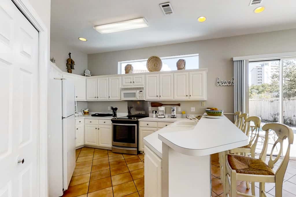 3BR villa w/ private pool & beach access