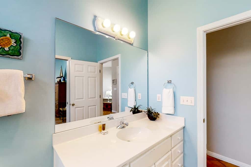 3BR villa w/ private pool & beach access