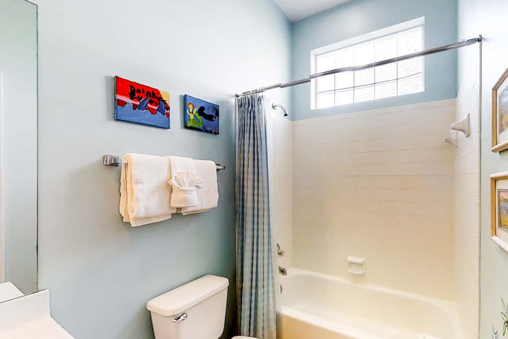 3BR villa w/ private pool & beach access
