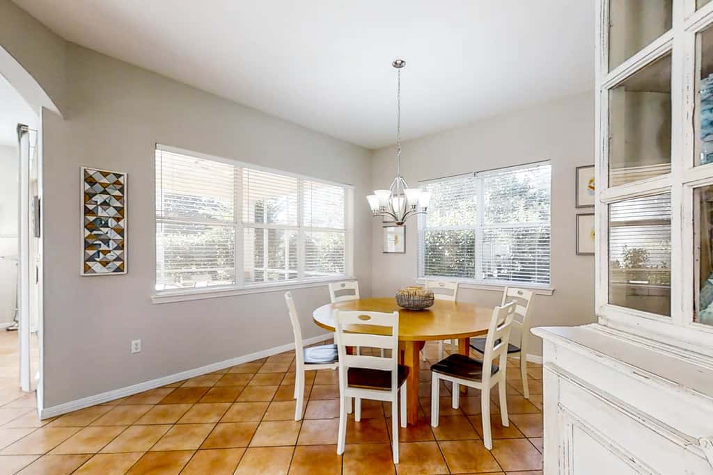 3BR villa w/ private pool & beach access