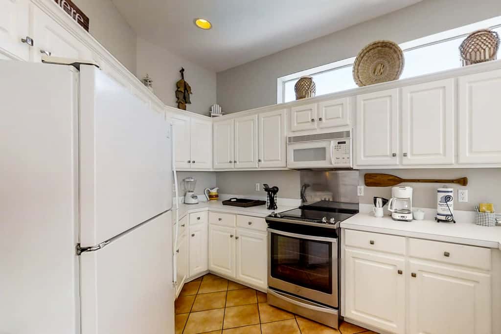 3BR villa w/ private pool & beach access
