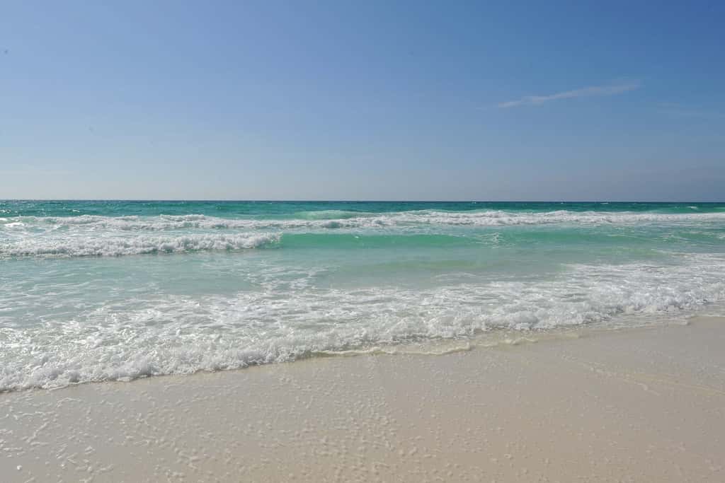 3BR villa w/ private pool & beach access