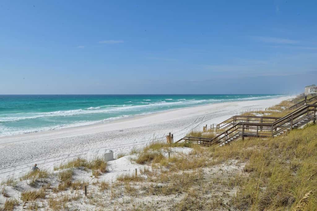 3BR villa w/ private pool & beach access