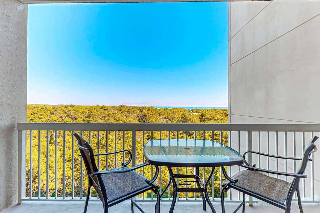 Exclusive 2BR: ocean views, pool, hot tub