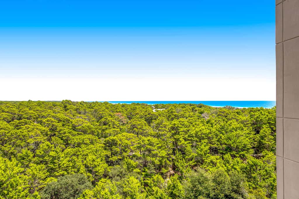 Exclusive 2BR: ocean views, pool, hot tub