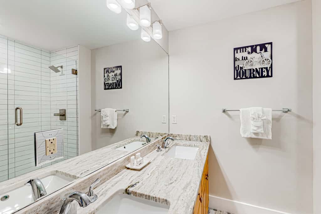 Exclusive 2BR: ocean views, pool, hot tub