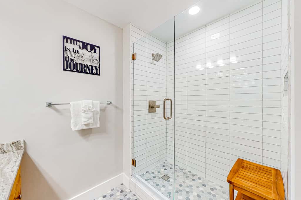 Exclusive 2BR: ocean views, pool, hot tub