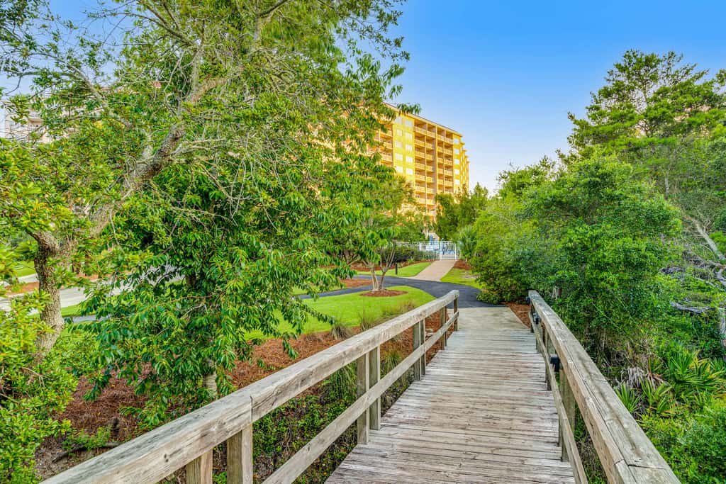 Exclusive 2BR: ocean views, pool, hot tub