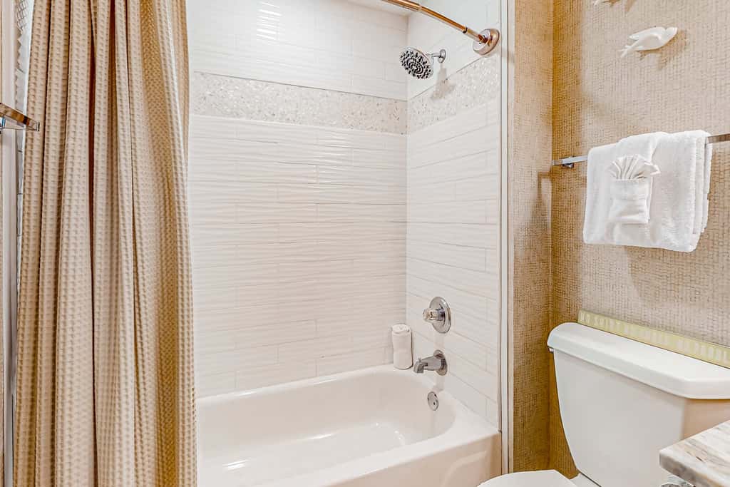 Exclusive 2BR: ocean views, pool, hot tub