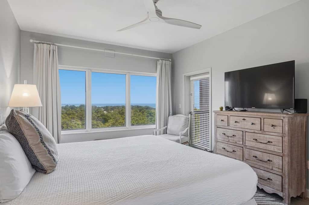 Exclusive 2BR: ocean views, pool, hot tub