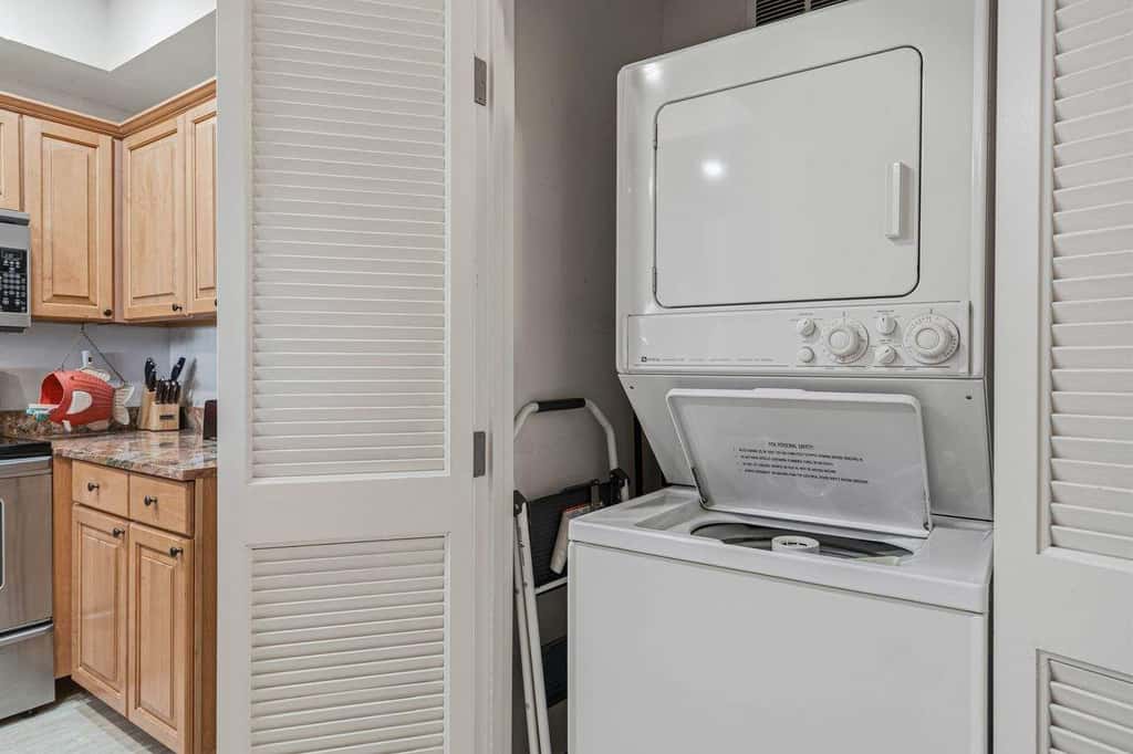 Exclusive 2BR: ocean views, pool, hot tub