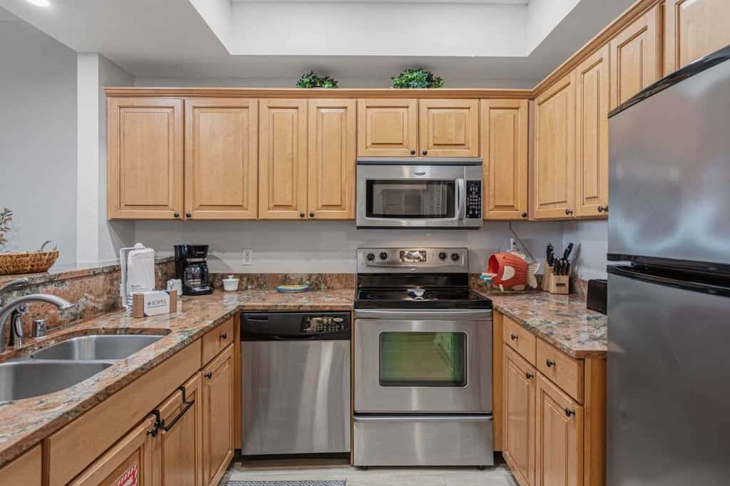 Exclusive 2BR: ocean views, pool, hot tub