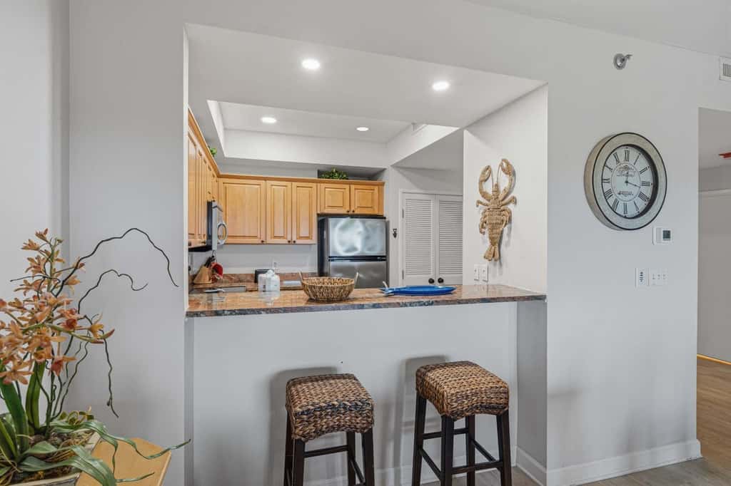 Exclusive 2BR: ocean views, pool, hot tub