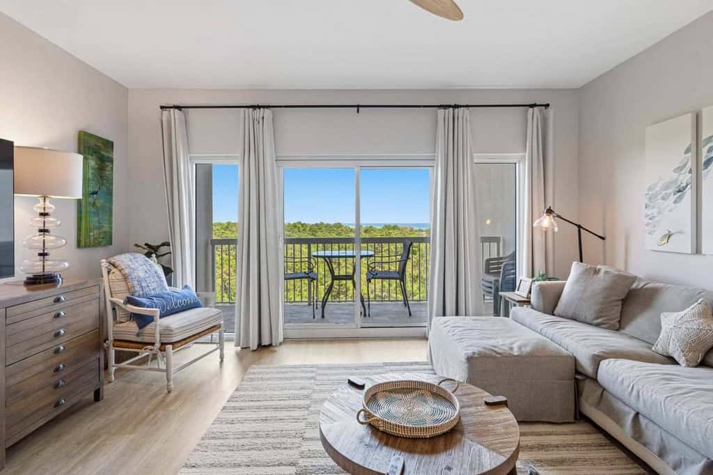 Exclusive 2BR: ocean views, pool, hot tub