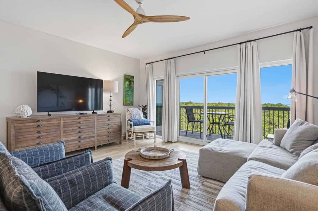 Exclusive 2BR: ocean views, pool, hot tub