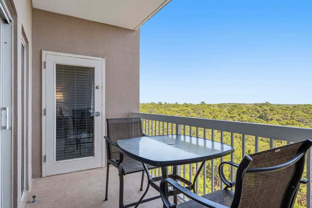 Exclusive 2BR: ocean views, pool, hot tub