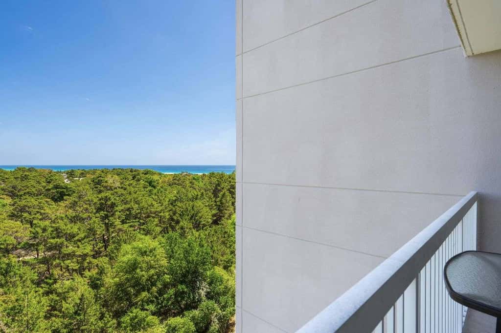 Exclusive 2BR: ocean views, pool, hot tub