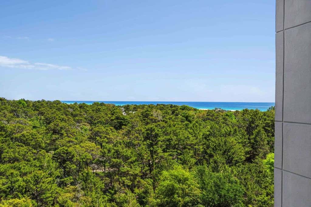 Exclusive 2BR: ocean views, pool, hot tub